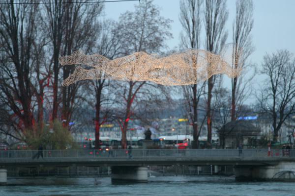 Foto de Floating traveller sculpture near the Pont de la Machine in GenevaGinebra - Suiza