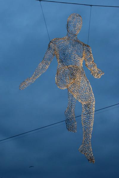 Foto de Iron sculpture hanging in the airGinebra - Suiza