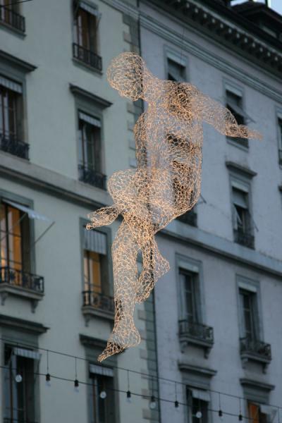 Foto de Iron sculpture appearing to tip-toe through the airGinebra - Suiza