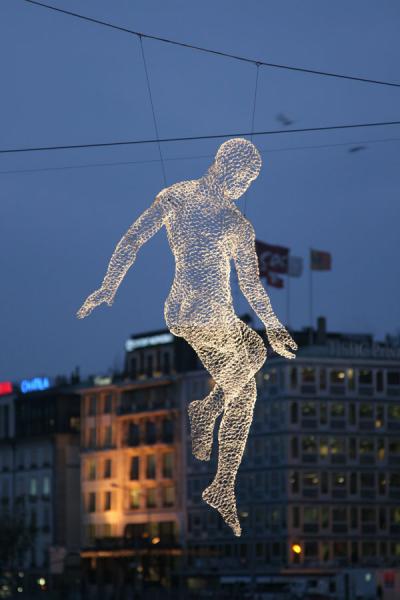 Foto de Iron sculpture of the Yalil exposition towering above a buildingGinebra - Suiza