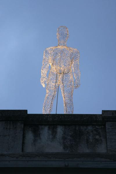 Foto de Iron sculpture or traveller standing on the roof of a buildingGinebra - Suiza