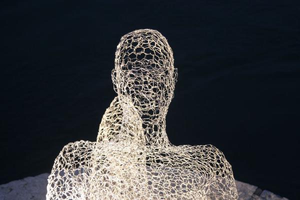 Foto de Iron sculpture seen from above at Pont de la MachineGinebra - Suiza