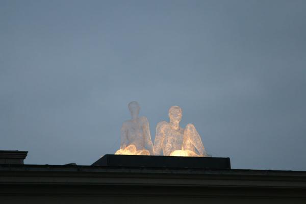 Foto de Two iron sculptures sitting on the roof of the Tourist OfficeGinebra - Suiza