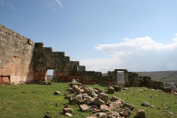 Serjilla: remains of a wall on top of the hill of this Dead City | Serjilla | Syrie