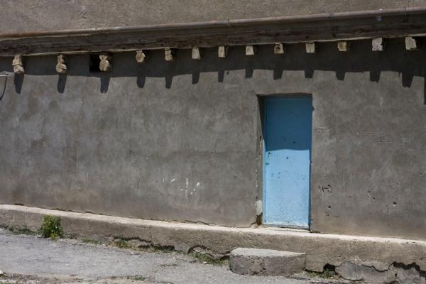 Foto de Blue door in grey wall in the old town of IstaravshanIstaravshan - TayikistÃ¡n