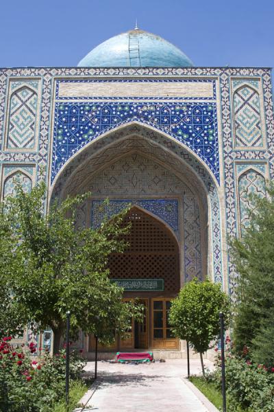 Foto de Frontal view of the prayer hall inside Abdullatif Sultan MedressaIstaravshan - TayikistÃ¡n