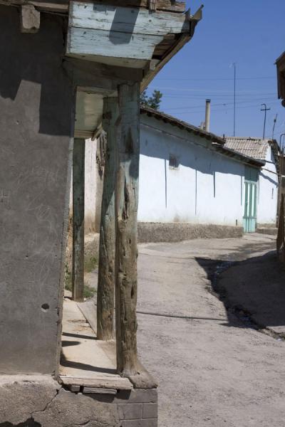Foto de One of the quiet streets of the old town of IstaravshanIstaravshan - TayikistÃ¡n