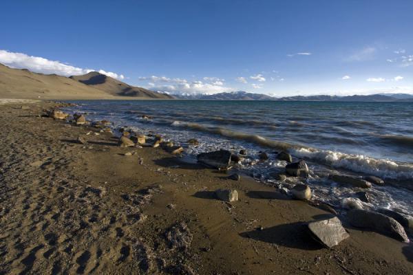 Beach with rocks at Lake Kara Kul | Lago Kara Kul | Tagikistan