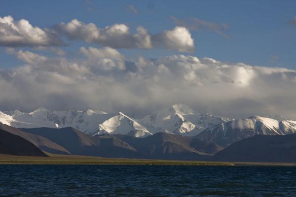 Dark blue water of Lake Kara Kul with mountain in the background | Lago Kara Kul | Tagikistan