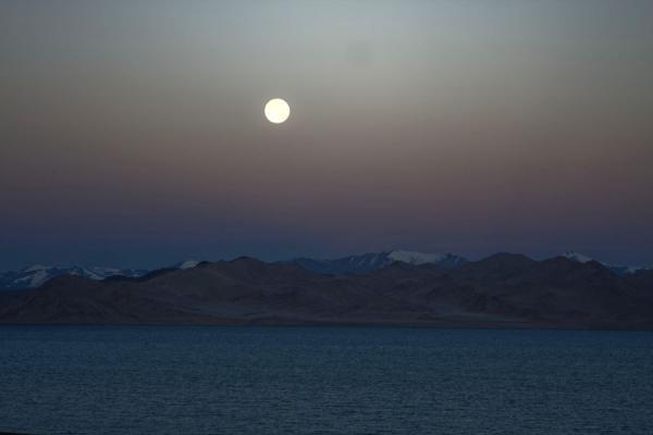 Full moon over Lake Kara Kul | Lago Kara Kul | Tagikistan