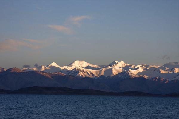 Early morning light on the mountains surrounding Lake Kara Kul | Lago Kara Kul | Tagikistan
