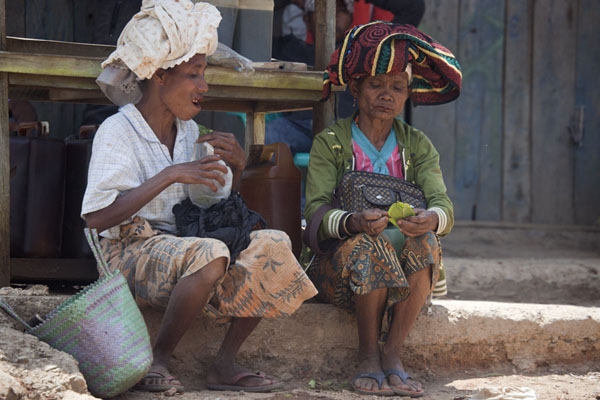 Two women with covered heads | MarchÃ© de Maubisse | Timor Oriental