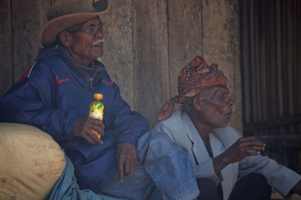 Two men just watching life at the market | MarchÃ© de Maubisse | Timor Oriental
