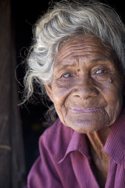Old woman or abu sitting in her hut | Suai Loro | Oost Timor