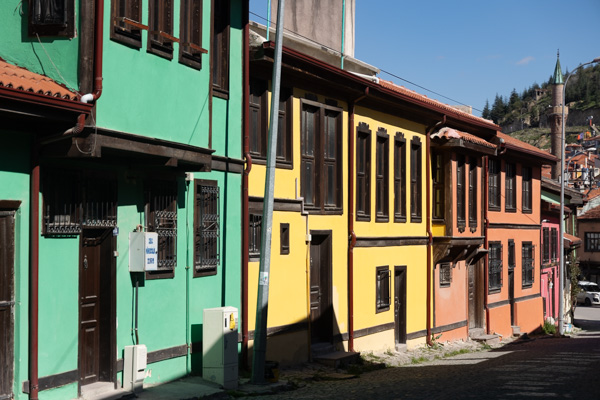 Colourful Ottoman houses lining a cobbled street in Afyonkarahisar, Türkiye