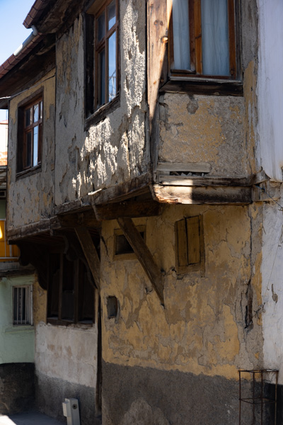 Crumbling Ottoman timber-framed house in Afyonkarahisar, Türkiye