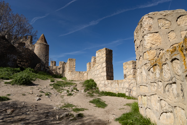 Ruined battlements along the walls of Afyonkarahisar Castle, Türkiye