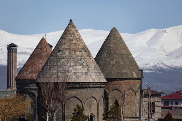 Towers of three monumental tombs with minaret and snow-capped mountains in Erzurum | Erzurum Seljuk | Turkije