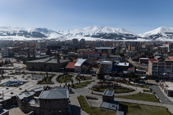 View over southern Erzurum with snow-capped mountains | Erzurum Seljuk | Turkije
