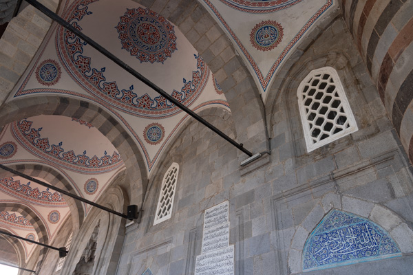 Foto van Looking up the vaulted exterior of Lala Mustafa Pasha mosque in ErzurumErzurum - Turkije