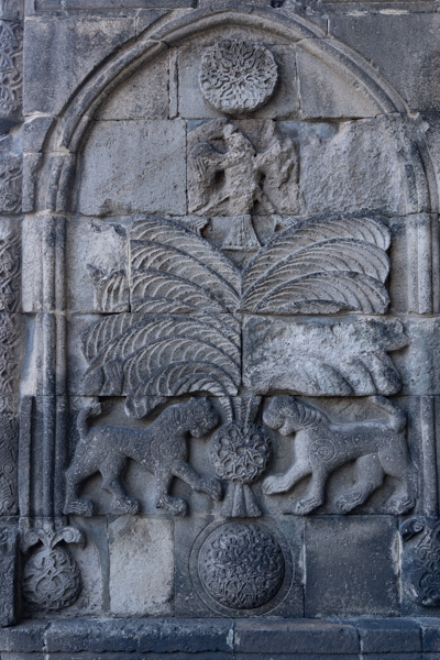 Foto van Carving of lions and the Tree of Life in a relief outside Yakutiye MadrasaErzurum - Turkije