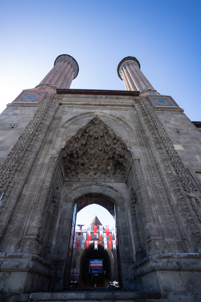 Foto van The entrance of the Double Minaret MadrasaErzurum - Turkije