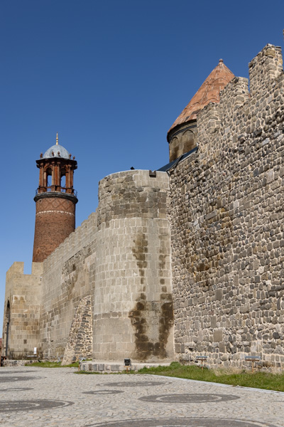 View of the walls of Erzurum Castle, with the clock tower at the far end | Erzurum Seljuk | Turkije