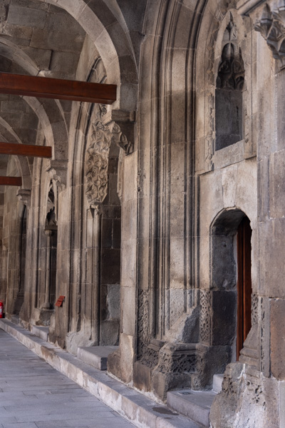 Foto van Rooms at the courtyard of the Double Minaret MadrasaErzurum - Turkije