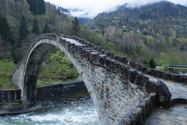 Şenyuva bridge, one of the around twenty Ottoman bridges spanning the Fırtına river | Fırtına Vallei | Turkije
