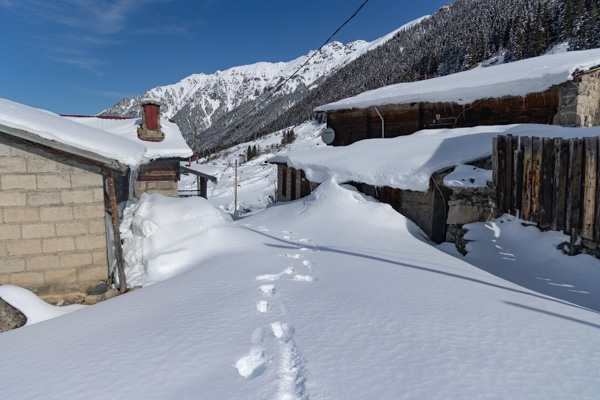 Footprints inside the mountain village of Elevit | Fırtına Vallei | Turkije