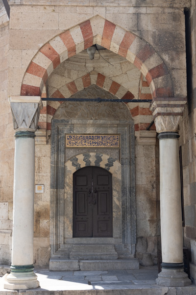Foto van Striped portal of a Seljuk-era mosque in Konya in the Mevlâna complexKonya - Turkije