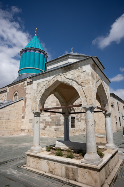 Foto van The turquoise dome of the Mevlâna Museum in KonyaKonya - Turkije