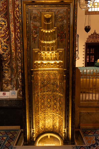 Gilded panel inside the Mevlâna Mausoleum in Konya | Konya | Turkije