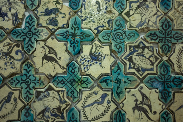 Foto van Seljuk star-and-cross tilework inside the Karatay Madrasa, KonyaKonya - Turkije