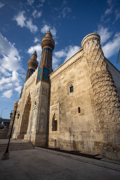 Foto van Side view of Gök Medrese in the late afternoonSivas - Turkije