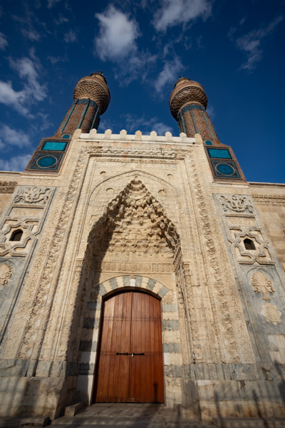 Foto van Frontal view of Gök Medrese with elegant minarets and muqarnaSivas - Turkije