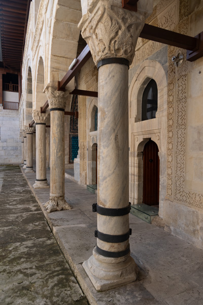 Foto van Courtyard of Gök Medrese with columns and roomsSivas - Turkije