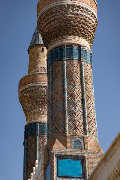 Foto van The two minarets of Gök Medrese seen from the sideSivas - Turkije