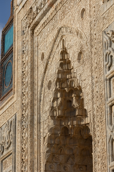 Foto van Side view of the main muqarna at the entrance of Gök MedreseSivas - Turkije