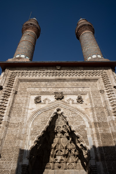 Foto van Frontal view of Gök Medrese with towers and richly decorated muqarnaSivas - Turkije