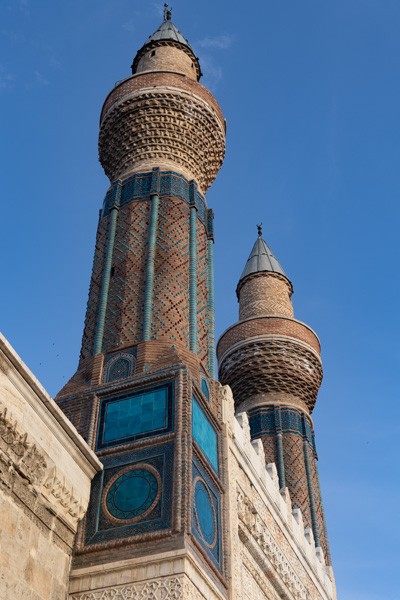 Foto van Looking up the twin towers of Gök MedreseSivas - Turkije