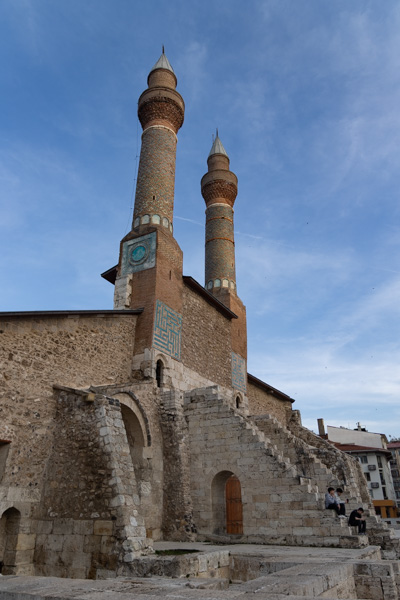 Foto van Looking up the Çifte Minareli MadrasaSivas - Turkije