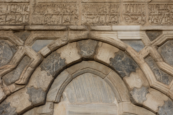 Foto van Kufic inscription above a two-coloured arch on the outside of Gök MedreseSivas - Turkije