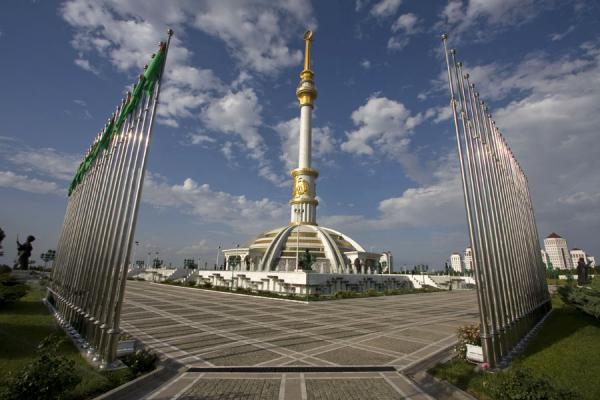 Photo de Independence monument with plenty flagpolesAchgabat - TurkmÃ©nistan