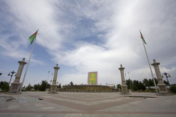 Photo de Distant view of the Ruhnama monumentAchgabat - TurkmÃ©nistan