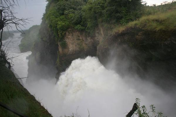 Foto de Water being hurled up in the air through the gorge of Murchison FallsCataratas Murchison - Uganda