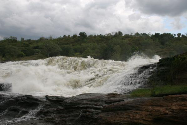 Foto de Water seeking a way down just before the gap of Murchison FallsCataratas Murchison - Uganda