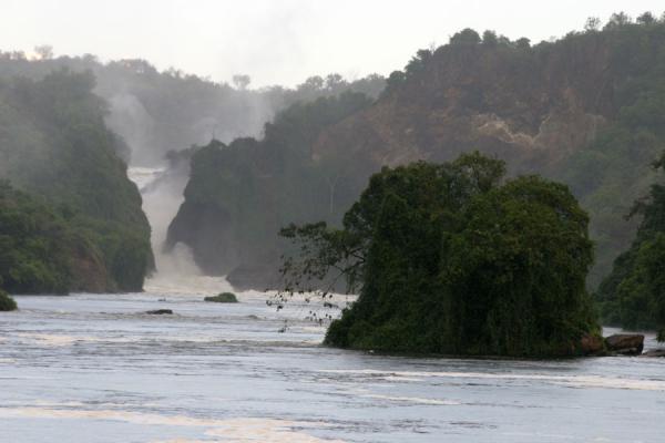 Foto de The falls seen from a distance, with island in the river NileCataratas Murchison - Uganda