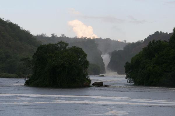 Foto de Landscape of Murchison Falls with river Nile, islands, and the falls in backgroundCataratas Murchison - Uganda