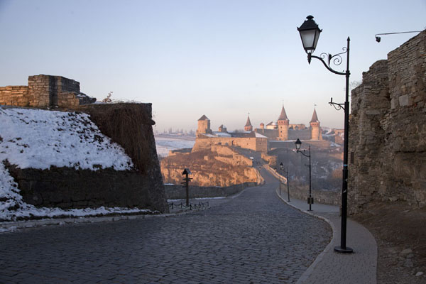 Morning view of the road and Turkish bridge leading to the fortress of Kamyanets-Podilsky | Kamyanets-Podilsky fort | OekraÃ¯ne
